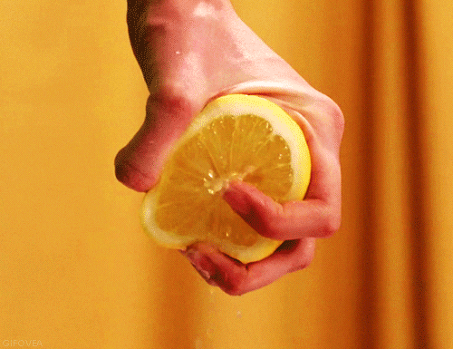 Exprimir naranja con la mano